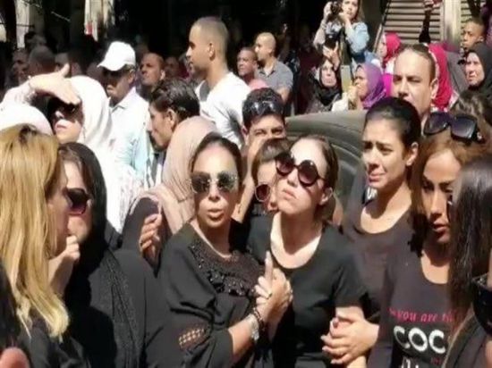 بالصور.. ابنة طلعت زكريا تنهار أثناء تشييع جنازته بالإسكندرية