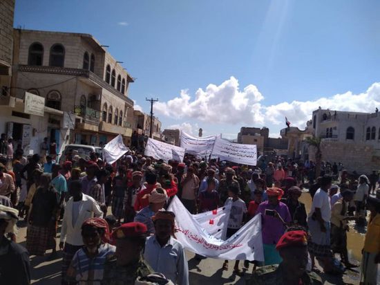 عاجل..انطلاق مسيرة حاشدة في سقطرى للمطالبة برحيل المحافظ (صور)