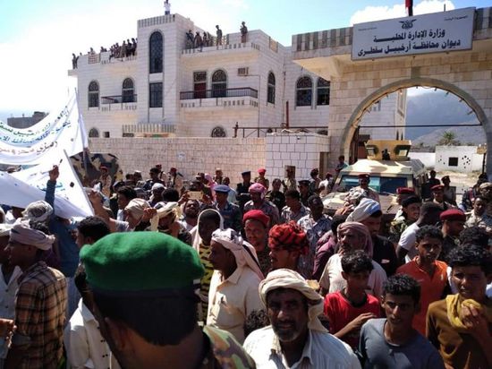 عاجل.. المتظاهرون يحاصرون ديوان "سقطرى" للمطالبة برحيل المحافظ الإخواني (صور)