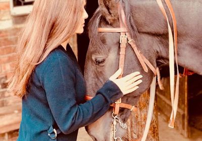 بالصور.. سلمى حايك برفقة حصانها في جلسة تصوير جديدة