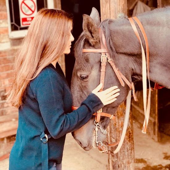 بالصور.. سلمى حايك برفقة حصانها في جلسة تصوير جديدة