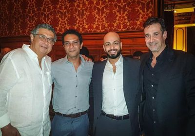 "في ليلة واحدة".. أحمد مراد ينشر صورته بصحبة أبطال أفلامه 