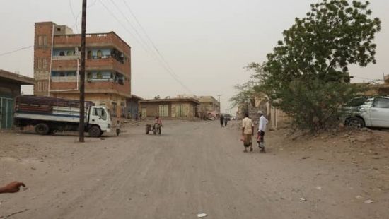 مليشيات الحوثي تستهدف الأحياء السكنية والأسواق في حيس بالحديدة