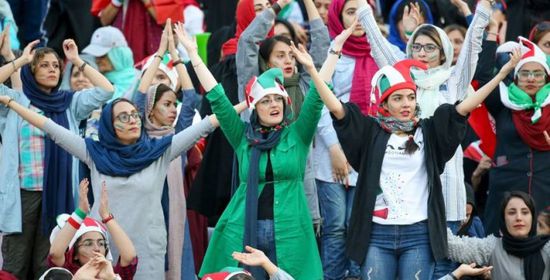 الفيفا يصف حضور السيدات لمباراة إيران وكمبوديا ببداية الرحلة