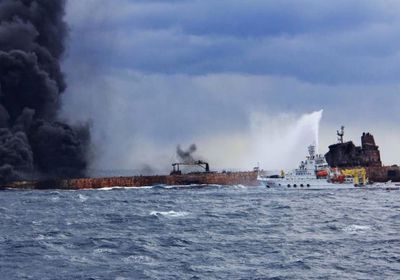 انفجار بناقلة إيرانية يسبب تسرباً نفطياً في البحر الأحمر