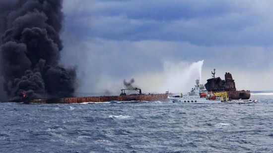 انفجار بناقلة إيرانية يسبب تسرباً نفطياً في البحر الأحمر