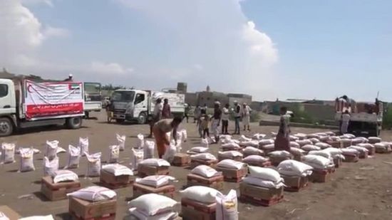 مساعدات غذائية من الإمارات للمحتاجين والنازحين بالساحل الغربي