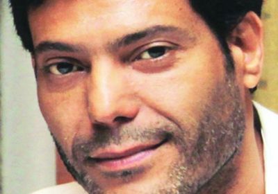 منذر رياحنة ينهار أمام نعش شوقي الماجري بعد وصوله تونس (صورة)