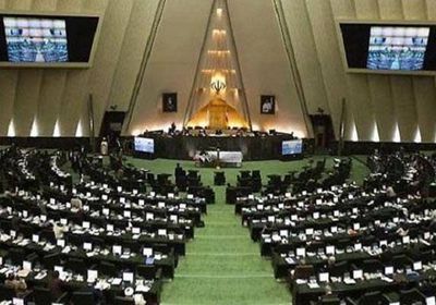 البرلمان الإيراني يسعى لإلغاء تعليم اللغة الإنجليزية بالمدارس