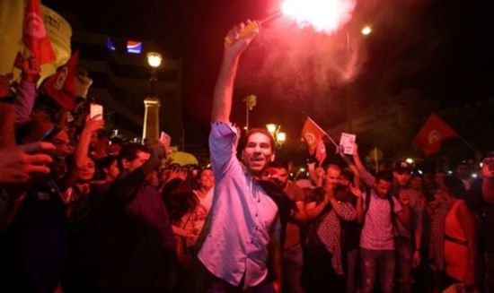 الاحتفالات تشعل شوارع تونس بعد إعلان نتائج الانتخابات الرئاسية (صور)