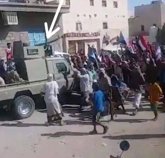 مصفحة مليشيات الإخوان تدهس المتظاهرين في شبوة (فيديو)