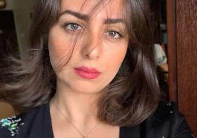 هبة مجدى تروج لعروض مسرحية "الملك لير" بموسم الرياض