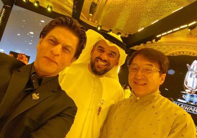 شاهد حسين الجسمي بصحبة النجمان جاكي جان وشاروخان في موسم الرياض