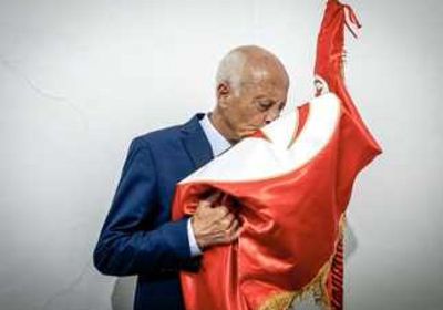 خادم الحرمين الشريفين يهنئ الرئيس التونسي الجديد بنيل ثقة شعبه