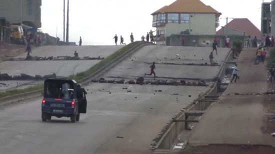 مقتل شرطي ومتظاهر احتجاجًا على تغيير الدستور في غينيا