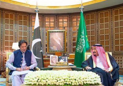 العاهل السعودي يناقش مستجدات الأوضاع الدولية والإقليمية مع رئيس وزراء باكستان