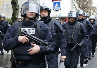 احتجاجات واسعة لرجال الإطفاء في باريس والشرطة تفرقها بالغاز