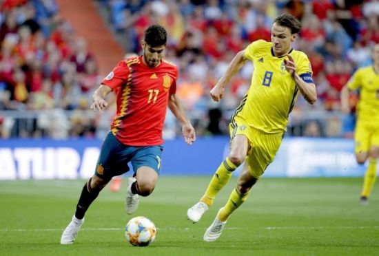 منتخب إسبانيا يتأهل إلى نهائيات أوروبا بعد تعادله مع السويد