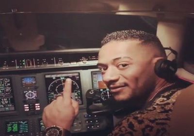 أول تعليق لمحمد رمضان بعد قيادته طائرة (فيديو)