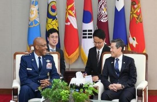 وزير الدفاع الكوري الجنوبي يجتمع مع قائد القوات الجوية الأمريكية