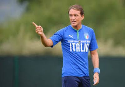 مدرب إيطاليا يقلل من أهمية الرقم القياسي ويثني على لاعبيه
