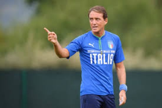 مدرب إيطاليا يقلل من أهمية الرقم القياسي ويثني على لاعبيه