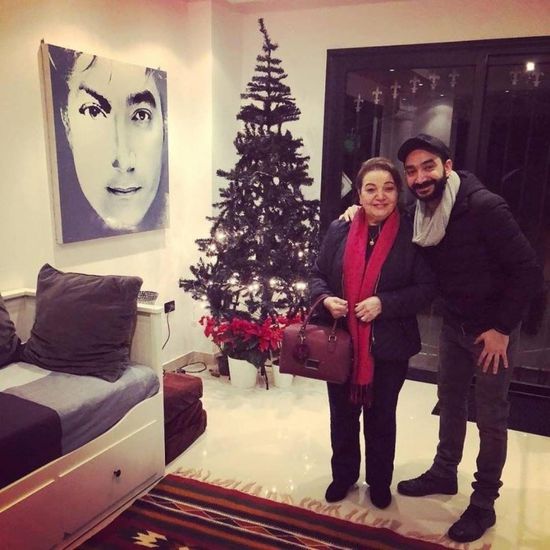 نادر حمدي يحتفل بعيد ميلاد والدته