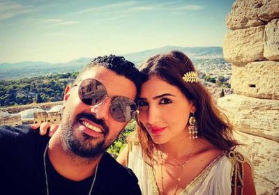 "بالزي اليوناني".. محمد سامي برفقة زوجته مي عمر في أثينا 