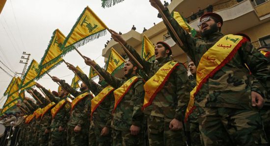 شاهد.. سيدة لبنانية تُلقن جندي من حزب الله درسًا قاسيًا