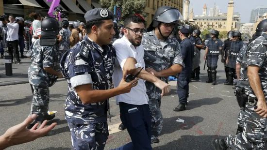 الأمن اللبناني يعتقل متظاهرين وسط بيروت