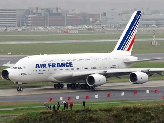 طائرة فرنسية تهبط إضطراريًا بسبب راكب حاول فتح أبوابها خلال الرحلة