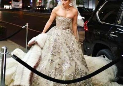 بالصور.. جينيفر لوبيز تتألق بفستان الزفاف في شوارع نيويورك