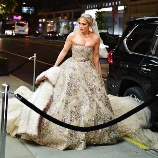 بالصور.. جينيفر لوبيز تتألق بفستان الزفاف في شوارع نيويورك