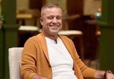 شريف منير ينشر صورة نادرة في طفولته تجمعه بوالديه