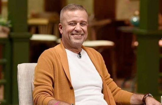 شريف منير ينشر صورة نادرة في طفولته تجمعه بوالديه