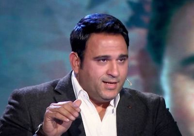 أكرم حسني ينعي والد الفنان أحمد مكي