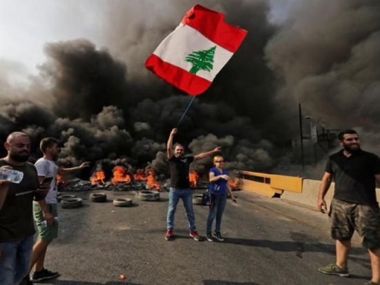 كاتب سعودي يكشف الأسباب الرئيسية لانتفاضة لبنان 	