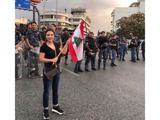 بالفيديو.. ماجي بوغصن تشارك في مظاهرات لبنان 