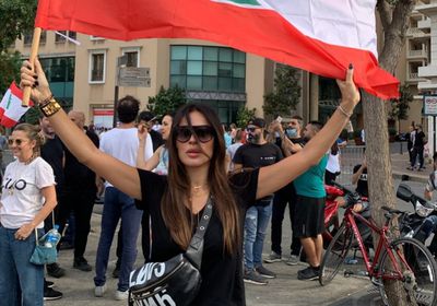 "العيش بكرامة".. نادين نجيم تشارك بمظاهرات لبنان (فيديو)