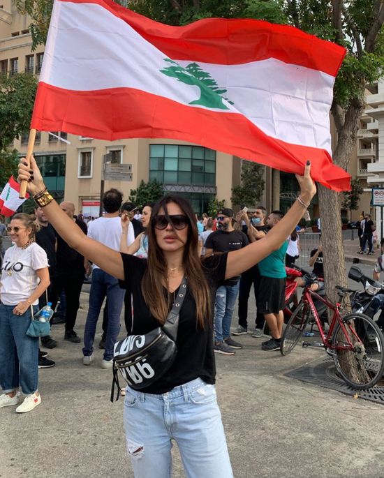 "العيش بكرامة".. نادين نجيم تشارك بمظاهرات لبنان (فيديو)