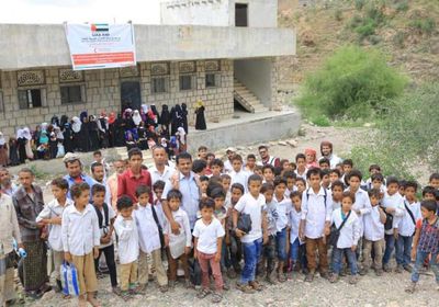 الهلال الإماراتي يقدّم كراسي مدرسية لثلاث مدارس في يافع (صور)