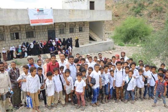 الهلال الإماراتي يقدّم كراسي مدرسية لثلاث مدارس في يافع (صور)