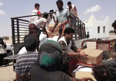 الإمارات تقدم مساعدات غذائية لسكان ريف عدن (صور)