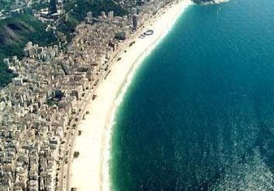 تلوث نفطي مجهول يعكر مياه أجمل شواطئ البرازيل
