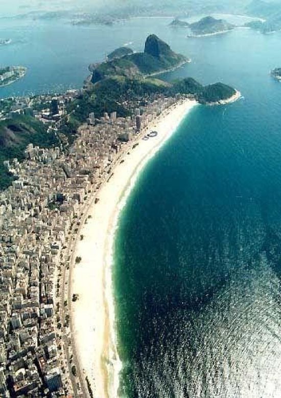 تلوث نفطي مجهول يعكر مياه أجمل شواطئ البرازيل