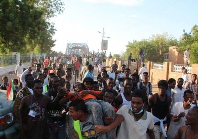 إصابة 27 طالبًا بالسودان خلال اشتباكات مع موالين لحزب البشير