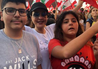 ماجي بوغصن تشارك في المظاهرات اللبنانية بصحبة أولادها 