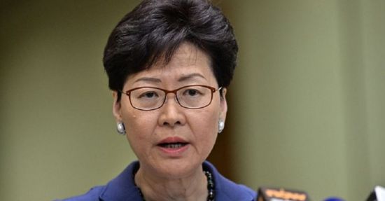 زعيمة هونغ كونغ تعتذر للمسلمين عن رش الشرطة مسجدًا بخراطيم المياه
