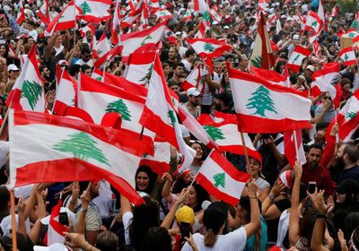 آلاف اللبنانيين يتوافدون إلى وسط بيروت بالتزامن مع عقد الجلسة الأولى لمجلس الوزراء منذ بدء التظاهرات