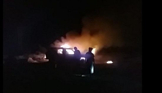قوات الحزام الأمني تحرق سيارة مصفحة تابعة للمليشيات الإخوانية في أبين (فيديو)